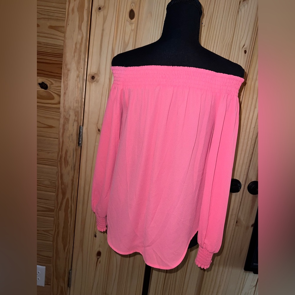 Express Off Shoulder top - Picture 3 of 4